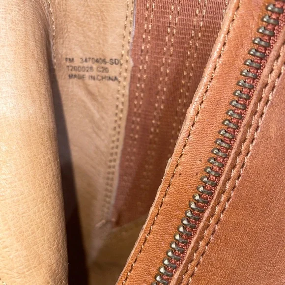 New FRYE Remy Chelsea Saddle Brown Leather 4" Heel Zipper Ankle Bootie Boots 7M - Picture 10 of 10
